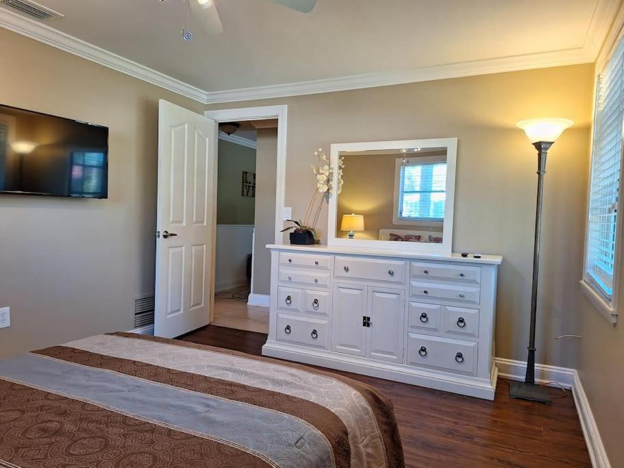 Vacation Home On Alligator Drive Woodmere Екстериор снимка